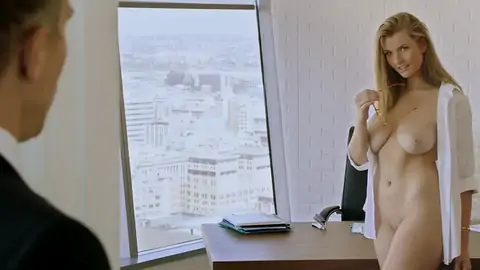 Une Blonde Ultra-mignonne Aux Yeux Bleus Se Fait Facialiser Dans Son Bureau