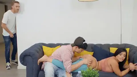 Sara Retail Bekommt Ihren Riesigen Hintern In Der Küche Geleckt