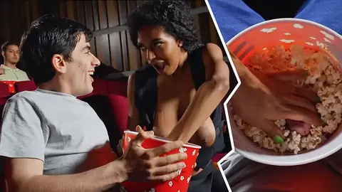 Öffentliches Interracial Im Kino Mit Einem Ebenholz