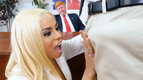 Latina Aux Gros Seins Est Au Bureau Dans Une Parodie Xxx