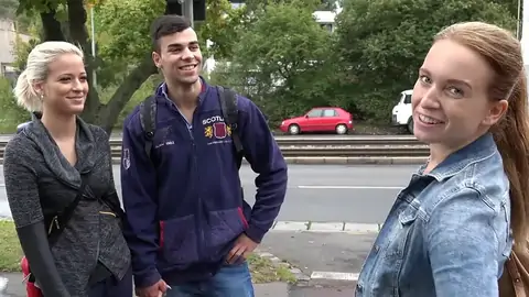 Un Sauna Tchèque Met En Scène Un Homme Et Deux Adolescentes