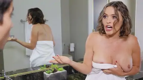 Le Beau-fils Est Le Doigt De La Buckbox De La Maman Sous La Table